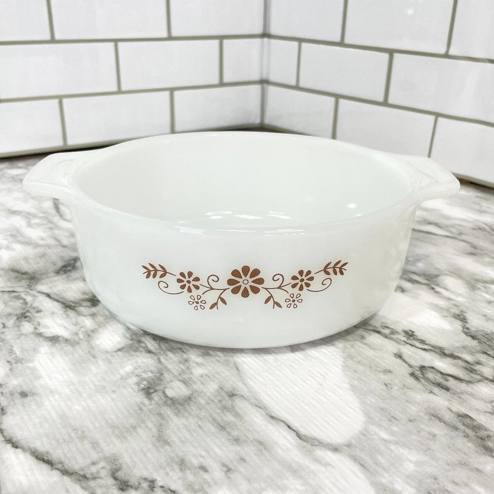 VTG Dynaware Pyr-o-rey Brown Daisy Flower Med Round Casserole Dish Milk Glass